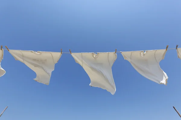 T-shirts brancas penduradas para secar — Fotografia de Stock