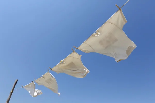 T-shirts hangend aan de waslijn — Stockfoto