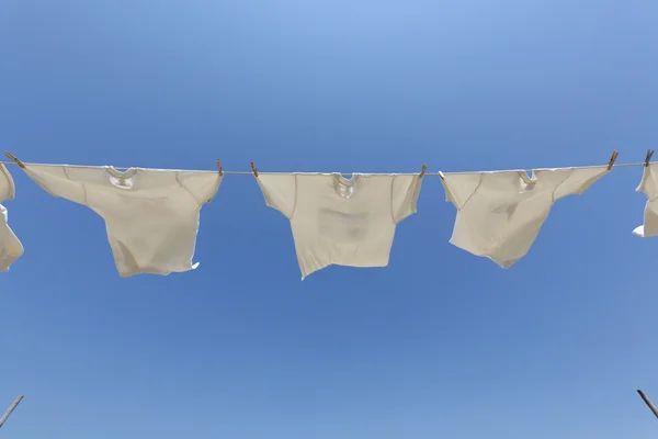 White t-shirts hanging on the clothesline — Stock Photo, Image