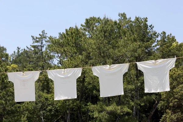 T-shirts brancas penduradas no varal — Fotografia de Stock