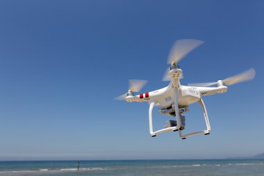 Masmavi gökyüzünde uçan ile dört helikopter uçak