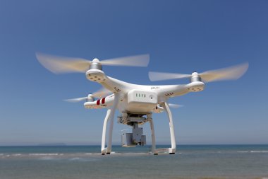 Masmavi gökyüzünde uçan ile dört helikopter uçak