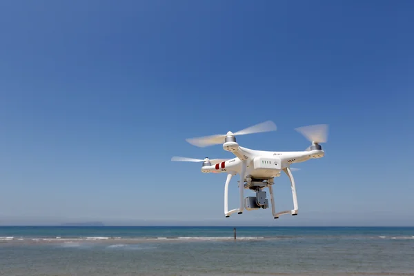 Drone quad helicóptero con vuelo en el cielo azul claro —  Fotos de Stock