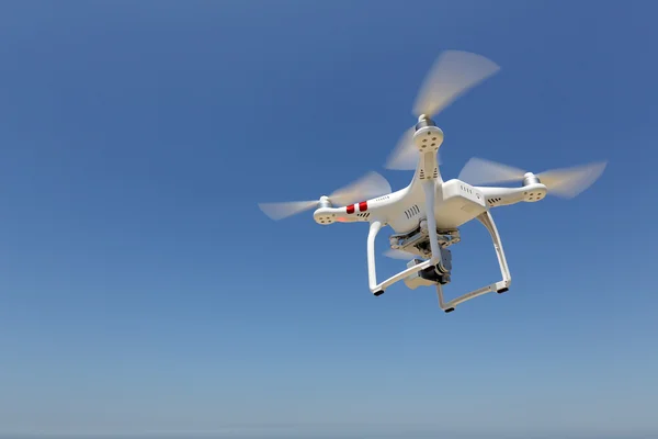 Drone quad elicottero con volare nel cielo blu chiaro — Foto Stock