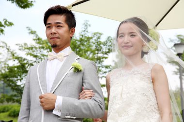 Genç Japon gelin ve damat bir parkta 