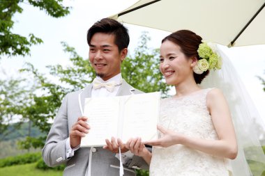 Genç Japon gelin ve damat bir parkta  