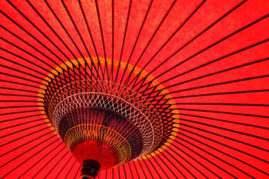 Geleneksel Japon kırmızı şemsiye 