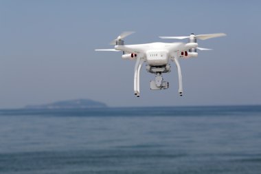 Masmavi gökyüzünde uçan ile dört helikopter uçak