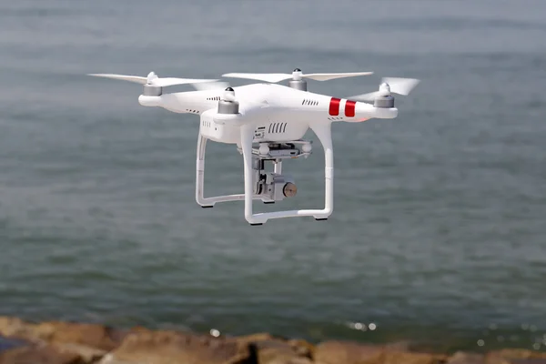 Elicottero quad drone bianco con volo — Foto Stock