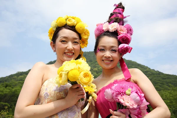 Jovens modelos japoneses mostrar-se vestido de noiva — Fotografia de Stock