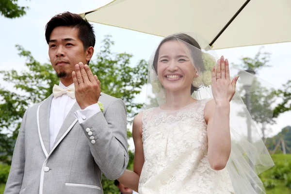 Japanese bride and groom in a park — Stock Photo, Image