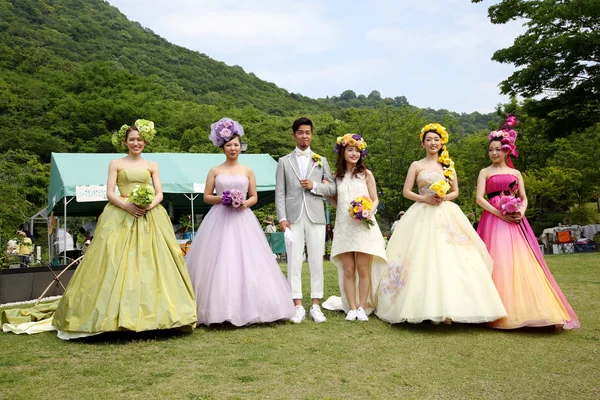 Jeunes modèles japonais apparaissent robe de mariée — Photo