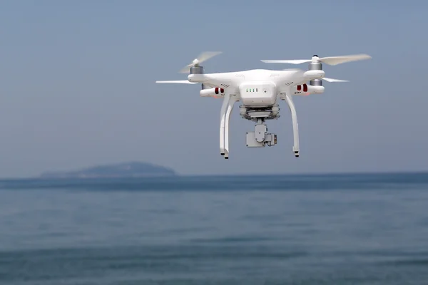Drone quad helicóptero con vuelo en el cielo azul claro —  Fotos de Stock