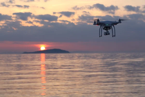 Drone che vola contro un cielo al tramonto — Foto Stock