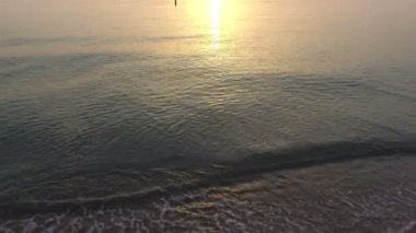 Denizin üzerinde güzel bir gün batımı 