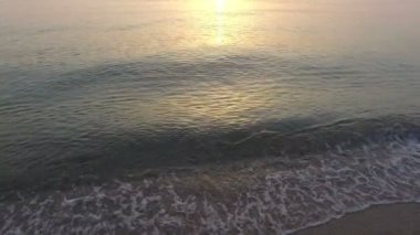 Denizin üzerinde güzel bir gün batımı 