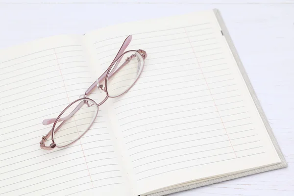 Gafas y cuaderno — Foto de Stock