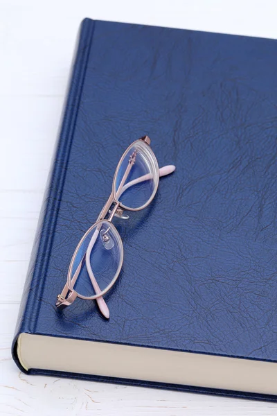 Gafas y libro — Foto de Stock