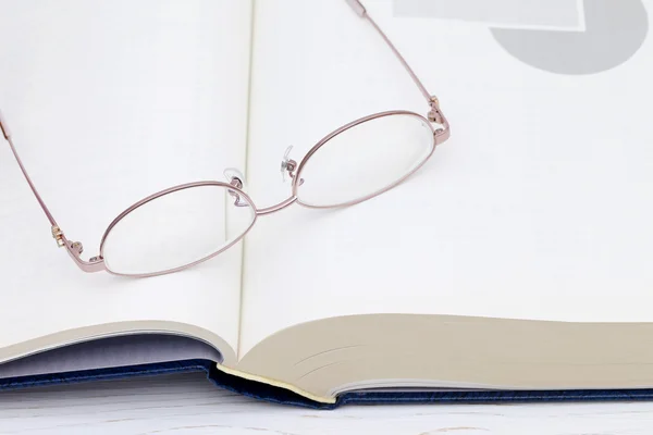 Gafas y libro — Foto de Stock