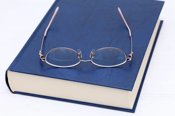 Gafas y libro — Foto de Stock