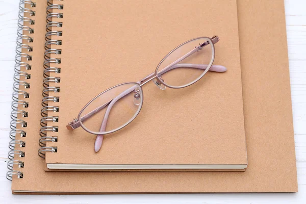 Gafas y cuaderno — Foto de Stock