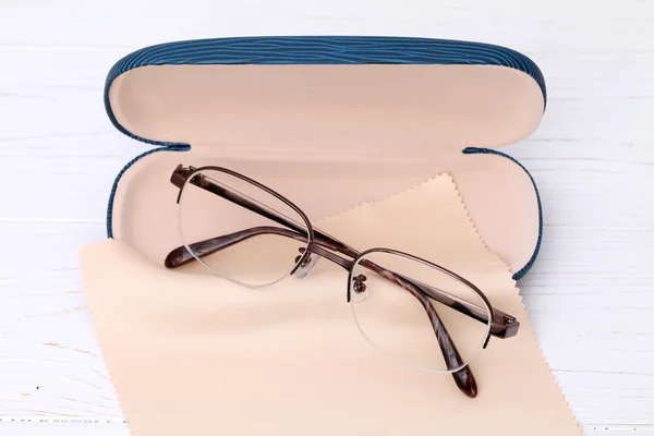Glasögon och fallet med rengöringsduk — Stockfoto