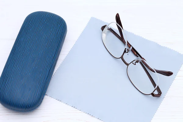 Gafas y estuche con paño de limpieza — Foto de Stock