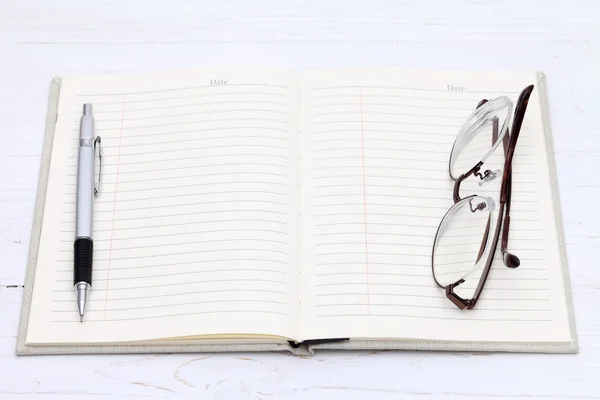 Gafas y cuaderno — Foto de Stock