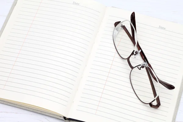 Γυαλιά και σημειωματάριο — Φωτογραφία Αρχείου