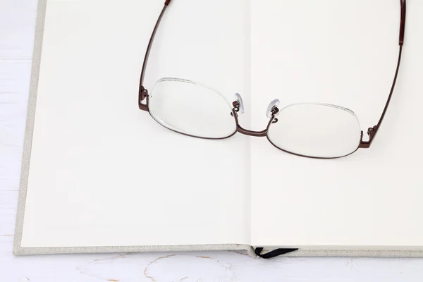 Gafas y cuaderno — Foto de Stock