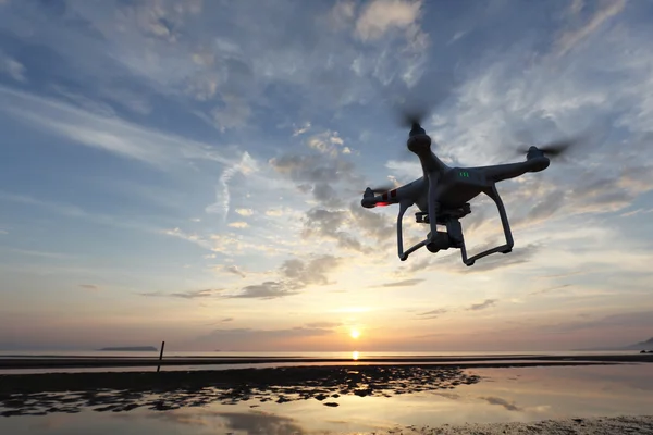 Drone volando contra un atardecer —  Fotos de Stock