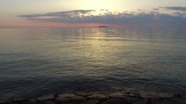 Denizin üzerinde güzel bir gün batımı 