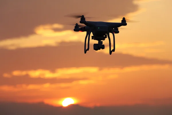 Drone che vola contro un cielo al tramonto — Foto Stock