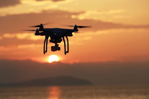 Drone che vola contro un cielo al tramonto — Foto Stock