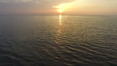 Denizin üzerinde güzel bir gün batımı