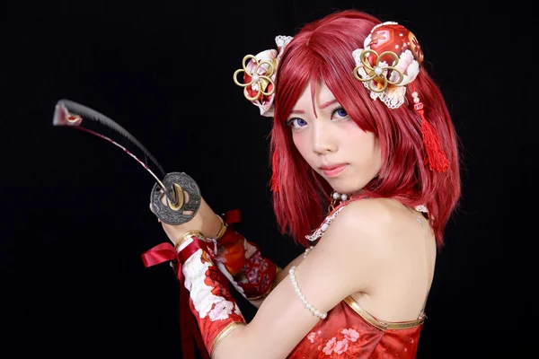 Katana kılıcı ile cosplay Kostüm giymiş genç Asyalı kız — Stok fotoğraf