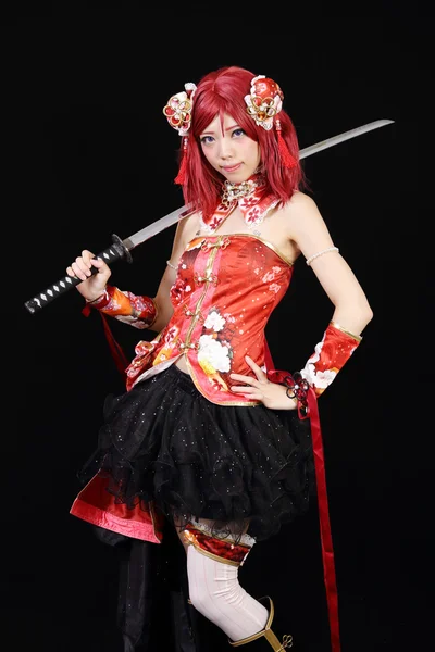 Chica joven vestida de traje de cosplay con katana espada —  Fotos de Stock