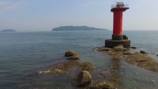 Hermosa playa con faro — Vídeos de Stock