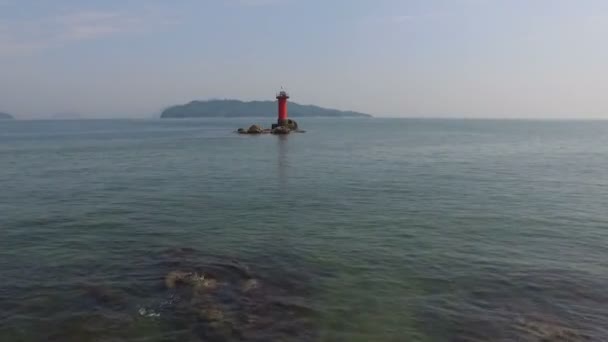 Hermosa playa con faro — Vídeos de Stock