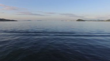 Deniz feneri ile üzerinde uçan hava uçak 