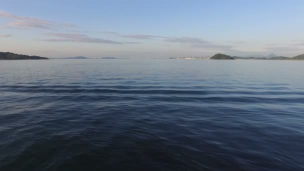 Drone aérien volant au-dessus de la mer avec phare — Video