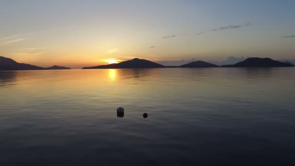 Cultivo de redes de pesca marina con boya en el mar — Vídeo de stock