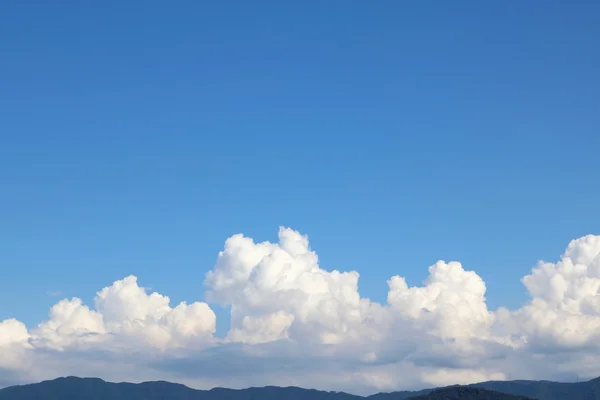 Witte wolken en blauwe lucht — Stockfoto