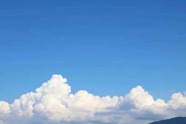 Beyaz bulutlar ve mavi gökyüzü — Stok fotoğraf