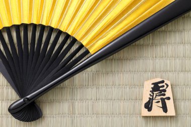 Japon Shogi parçaları ve Tatami arka planında Sensu, Shogi Japon satrancıdır. Yazılanlara göre kral.. 