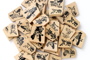 Japon Shogi parçaları beyaz arka planda, Shogi Japon satrancıdır. Yazılanlara göre kral..  