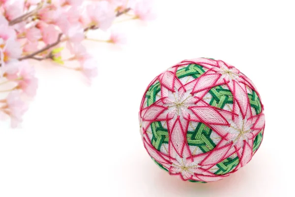 白地に桜のある日本の伝統的な手まりボール — ストック写真