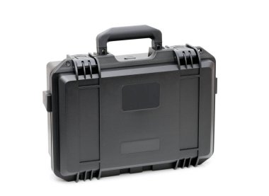 Kapalı siyah plastik kutu beyaz arkaplanda izole edildi