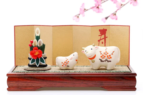 Usi Cow的洋娃娃日本新年贺卡 日本农历新年奶牛用品 在这张照片中 日语的意思是 庆祝或祝贺 — 图库照片