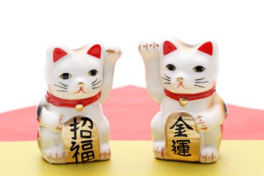 Japon şanslı kedisi beyaz arka planda, Japonca bu fotoğrafın anlamı 